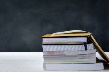 Beyaz masa kara tahta arka plan üzerinde kitap