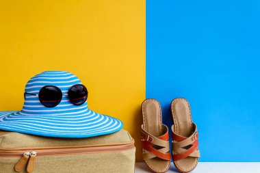 seyahat ve tatil mavi şapka güneş gözlüğü ile ayarlayın ve turuncu çanta 