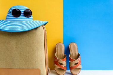 seyahat ve tatil mavi şapka güneş gözlüğü ile ayarlayın ve turuncu çanta 