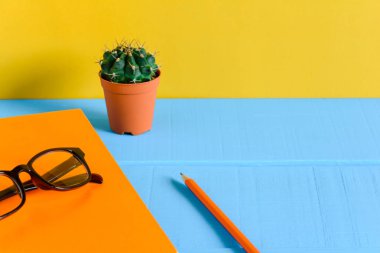 Kitap kalem ve gözlük bir mavi ahşap tablo