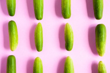 Üstten Görünüm yeşil salatalık ve pembe arka plan 