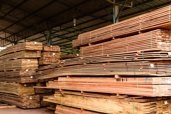 Madeira fábrica estoque e madeira placa — Fotografia de Stock