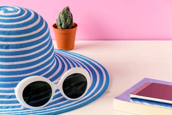 Mavi şapka ve beyaz güneş gözlüğü pembe duvar arka plan