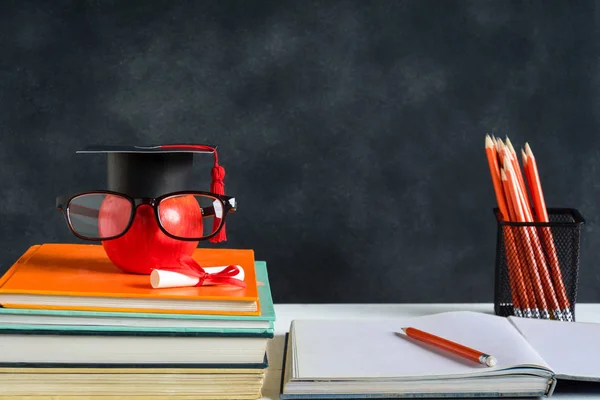 Apple Knowledge Symbol e Lápis Livros na mesa — Fotografia de Stock