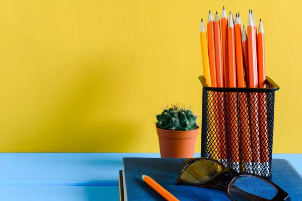 Kitap kalem ve gözlük bir mavi ahşap tablo