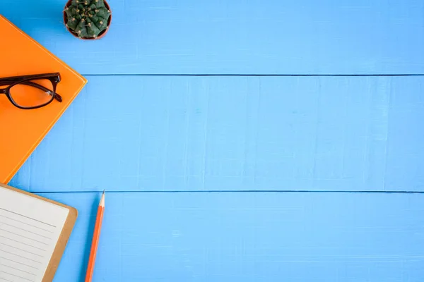 Vista superior libro maqueta y lápiz nota sobre tabla de madera azul — Foto de Stock