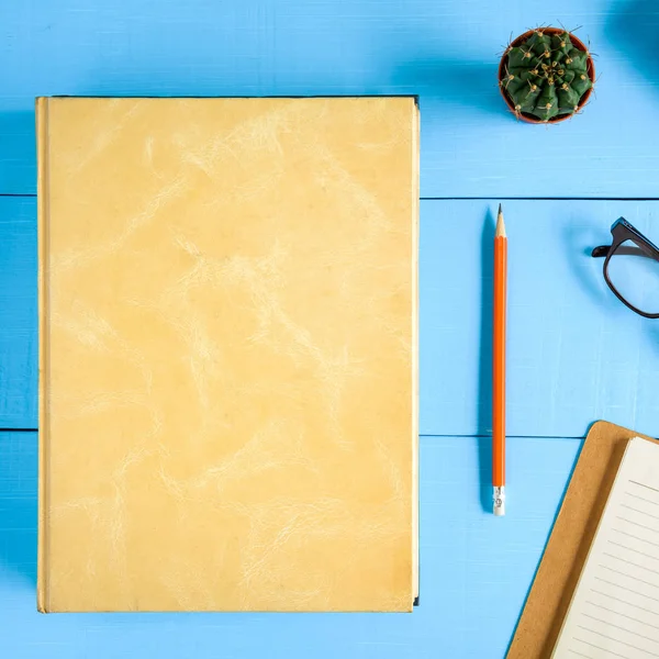 Üstten Görünüm kitap mockup ve kalem kayda göre mavi ahşap masa