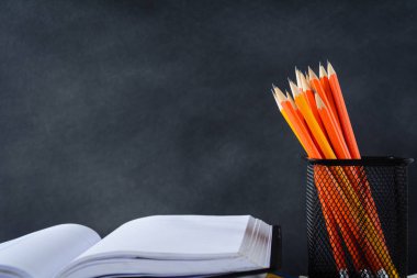 Yönetim Kurulu kitap ve kalem beyaz masa siyah arka plan 