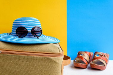 seyahat ve tatil mavi şapka güneş gözlüğü ile ayarlayın ve turuncu çanta 