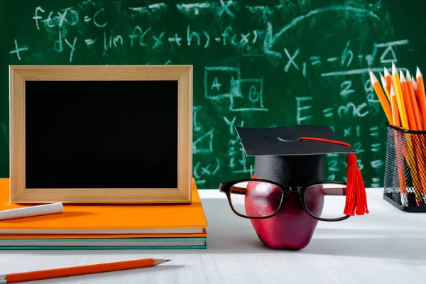 Apple Knowledge Symbol et Pencil Books sur le bureau — Photo