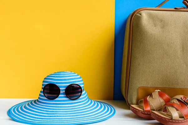 seyahat ve tatil mavi şapka güneş gözlüğü ile ayarlayın ve turuncu çanta 