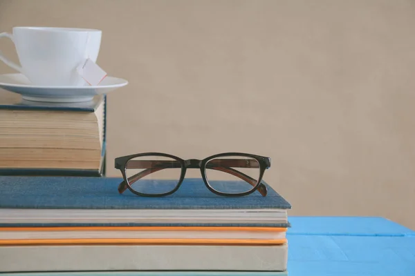 Książka okulary i herbata na biurku z praktyczno badania i edukacja — Zdjęcie stockowe