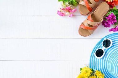 Mavi şapka güneş gözlüğü ve ayakkabı Beyaz ahşap masa üzerinde