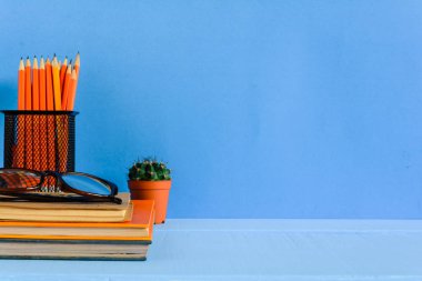 Kitap kalem ve gözlük bir mavi ahşap tablo