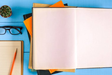 Üstten Görünüm kitap mockup ve kalem kayda göre mavi ahşap masa