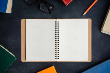 Gözlük rezervasyon yaptırın ve masanın üstünde kalem 