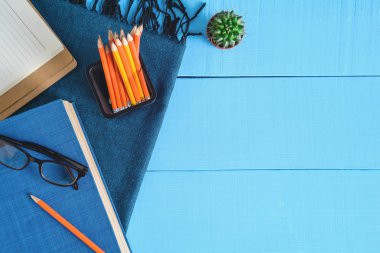 Üstten Görünüm defteri ve kalem kayda göre mavi ahşap masa