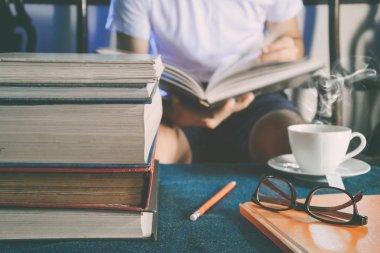 Erkekler evde masa kitap okumak