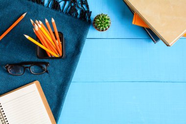 Üstten Görünüm defteri ve kalem kayda göre mavi ahşap masa