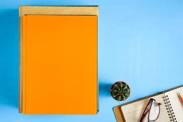 Felülnézet könyv makett és a ceruza Megjegyzés a kék fa asztal — Stock Fotó