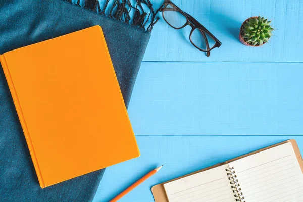 Üstten Görünüm defteri ve kalem kayda göre mavi ahşap masa