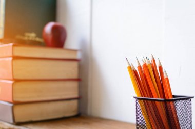 Kalem ve gözlük bir beyaz ahşap masa ve süslemeleri üzerinde kitap