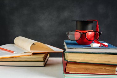 Elma bilgi sembolü ve masanın üstüne kalem kitap