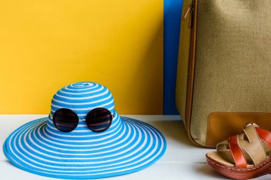 seyahat ve tatil mavi şapka güneş gözlüğü ile ayarlayın ve turuncu çanta 