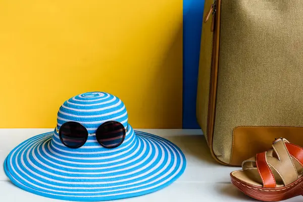 seyahat ve tatil mavi şapka güneş gözlüğü ile ayarlayın ve turuncu çanta 