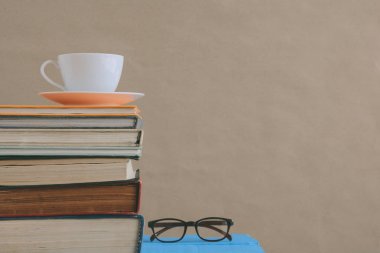 Kitap gözlük ve çay ile çalışma ve eğitim concep masaya