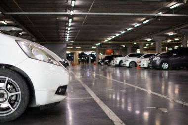 Gölge alışveriş merkezinde otopark
