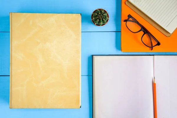 Top view libro mockup e nota di matita sul tavolo di legno blu — Foto Stock