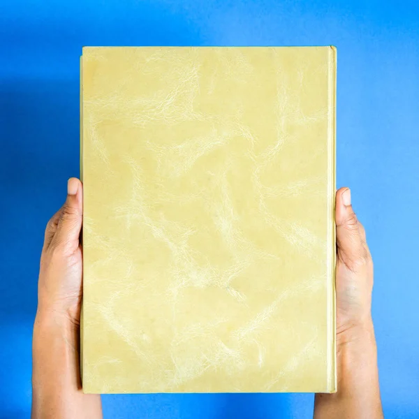 Üstten Görünüm defteri el ve dergi metin üzerinde sahte