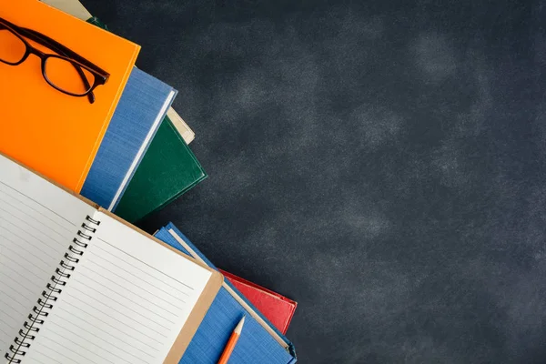 Gözlük rezervasyon yaptırın ve masanın üstünde kalem 