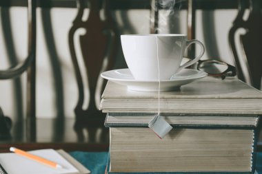 Kitap ve eğitim ve eğitim ile masa üzerinde çay