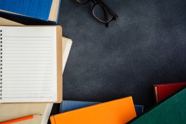 Gözlük rezervasyon yaptırın ve masanın üstünde kalem 