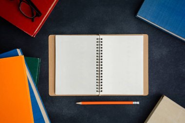 Gözlük rezervasyon yaptırın ve masanın üstünde kalem 