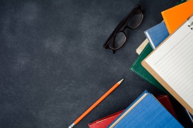 Gözlük rezervasyon yaptırın ve masanın üstünde kalem 