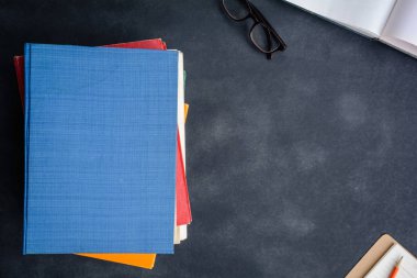 Gözlük rezervasyon yaptırın ve masanın üstünde kalem 