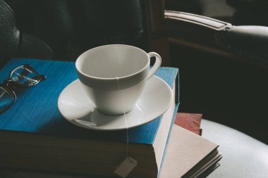 Kitap ve çay ile çalışma masasında 