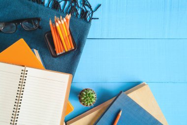 Üstten Görünüm defteri ve kalem kayda göre mavi ahşap masa