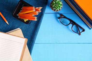 Üstten Görünüm defteri ve kalem kayda göre mavi ahşap masa