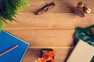 Üstten Görünüm defteri ve kalem kayda göre ahşap masa