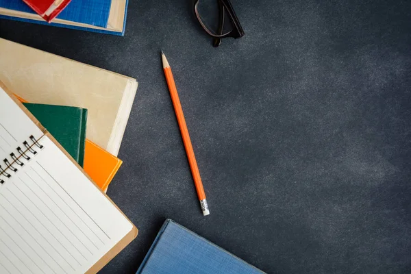 Boek van glazen en potlood op het Bureau — Stockfoto