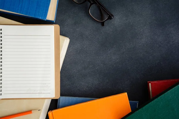 Gözlük rezervasyon yaptırın ve masanın üstünde kalem 