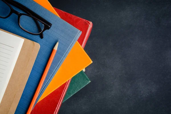Книжкові окуляри та олівець на столі — стокове фото