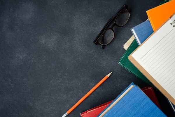 Gözlük rezervasyon yaptırın ve masanın üstünde kalem 