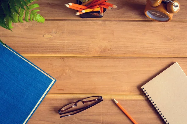 Üstten Görünüm defteri ve kalem kayda göre ahşap masa