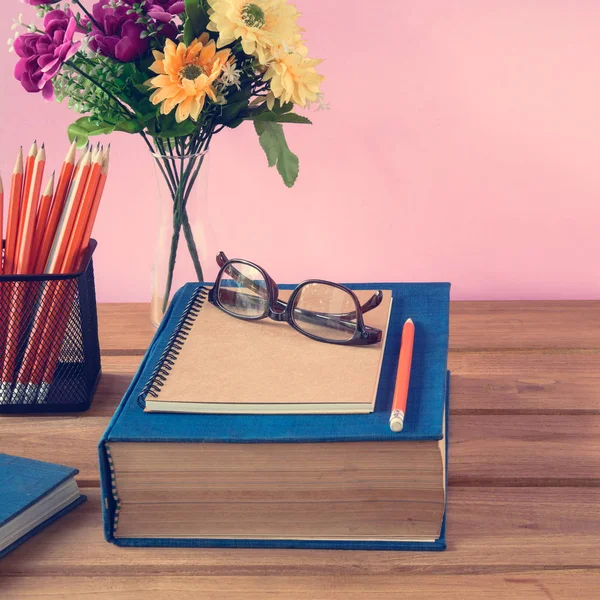 kitap ve kalem kayda göre ahşap masa