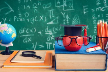 Elma bilgi sembolü ve Danışma Kurulu b ile kalem kitap